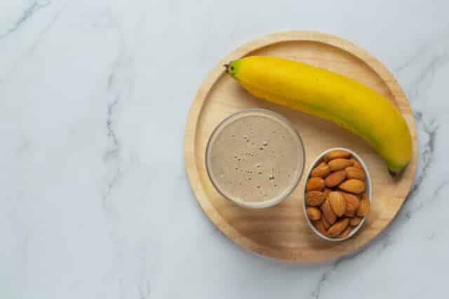 banana + 1 žlica maslaca od orašastih plodova ili sjemenki