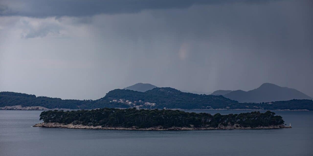 Pogled na Dubrovnik i tmurne oblake koji su se nadvili nad morem