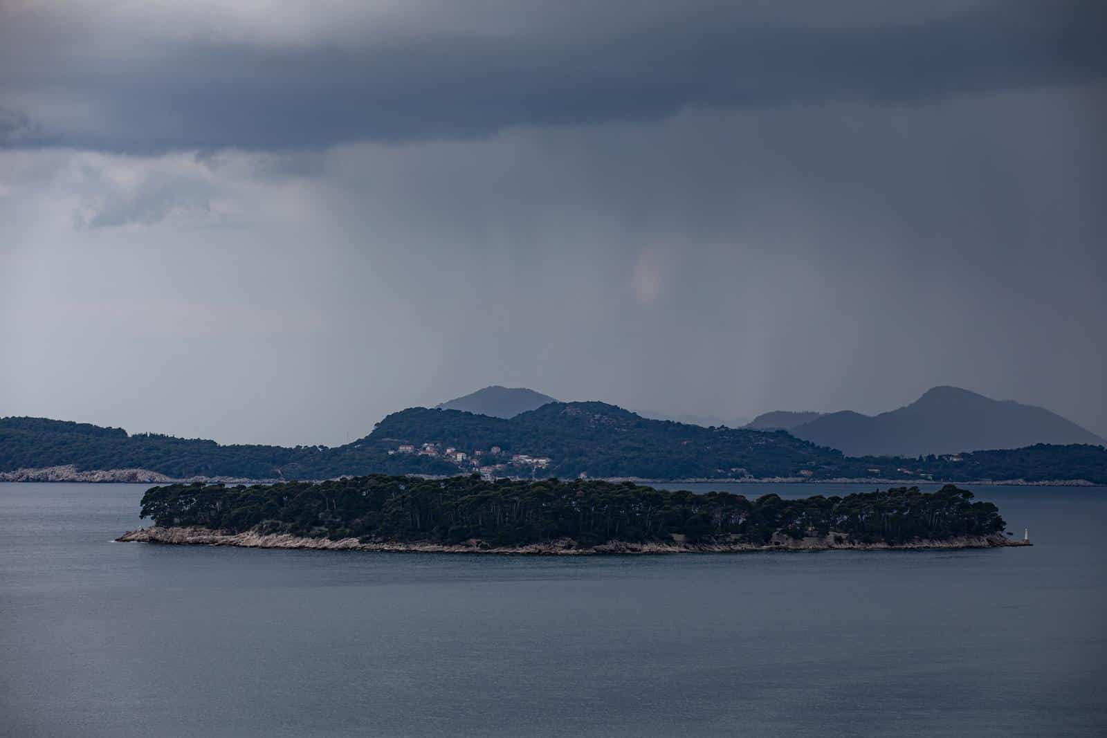 Pogled na Dubrovnik i tmurne oblake koji su se nadvili nad morem