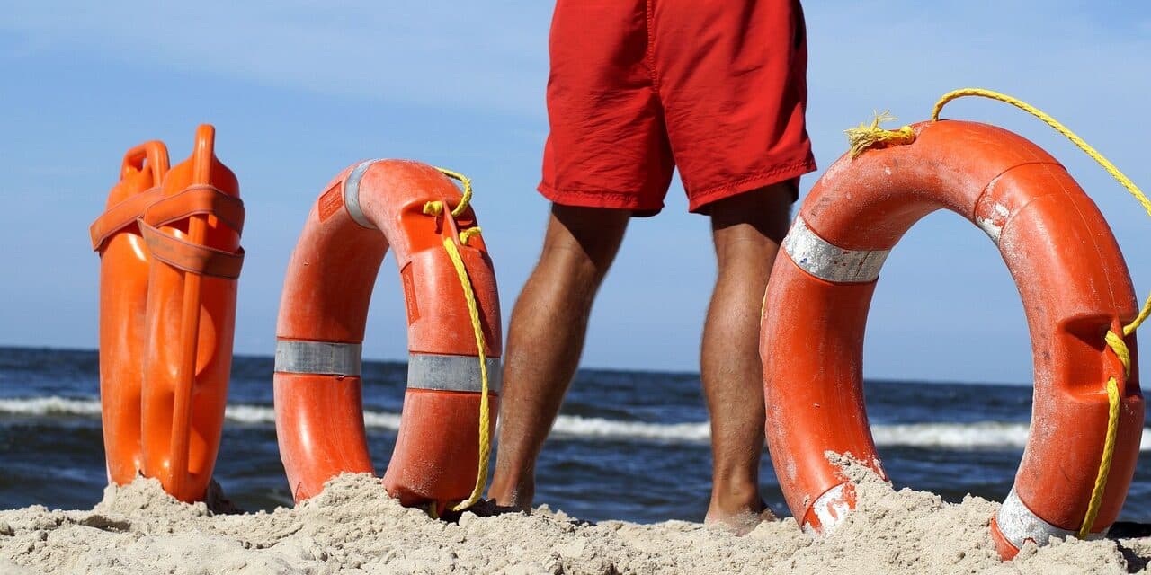 lifeguard-3590445_1280