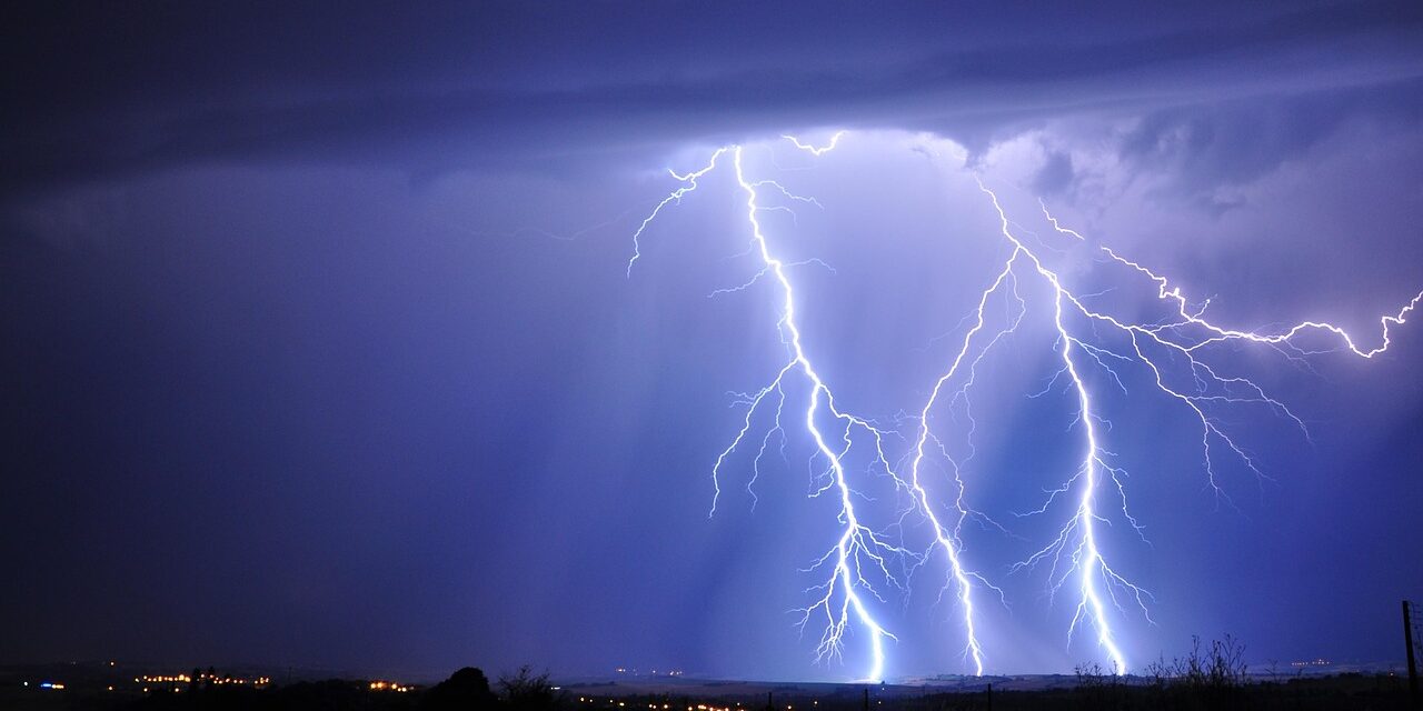 lightning-3020873_1280