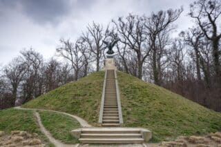 Zagreb: Mogila, spomen-humak u parku Maksimir