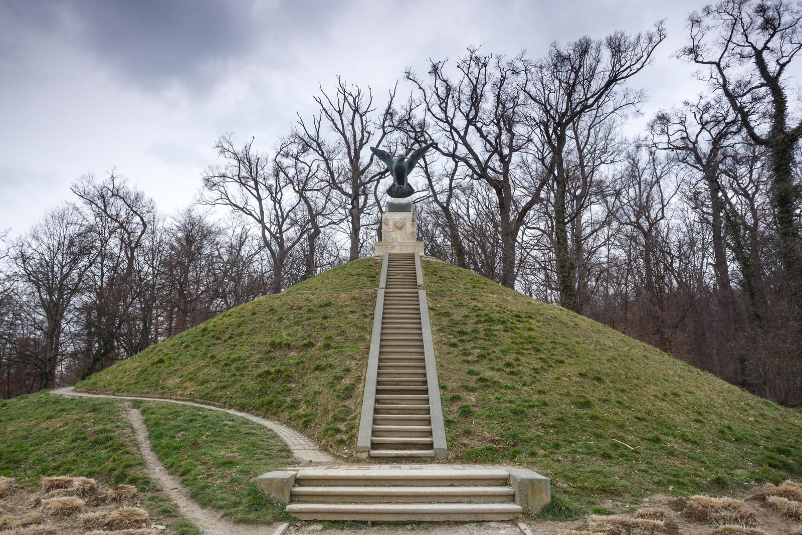 Zagreb: Mogila, spomen-humak u parku Maksimir