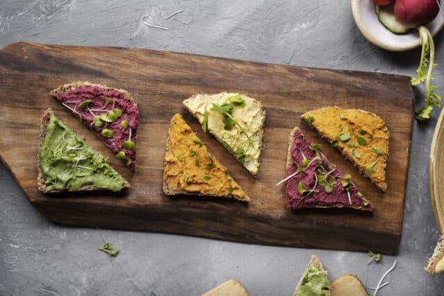 kriška integralnog tosta + 2 žlice humusa / 160 kalorija, 6 g proteina