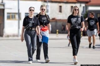 Sinj: Glavni modni detalji za koncert Thompsona – crna majica i zastava Hrvatske