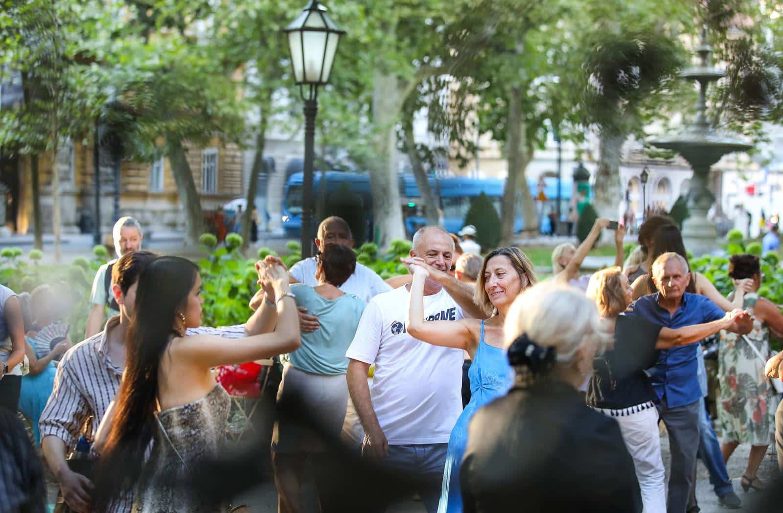 Besplatne plesne večeri na Zrinjevcu ovog kolovoza donose swing, tango, rock’n’roll, radionice i koncerte uživo u romantičnom ambijentu parka