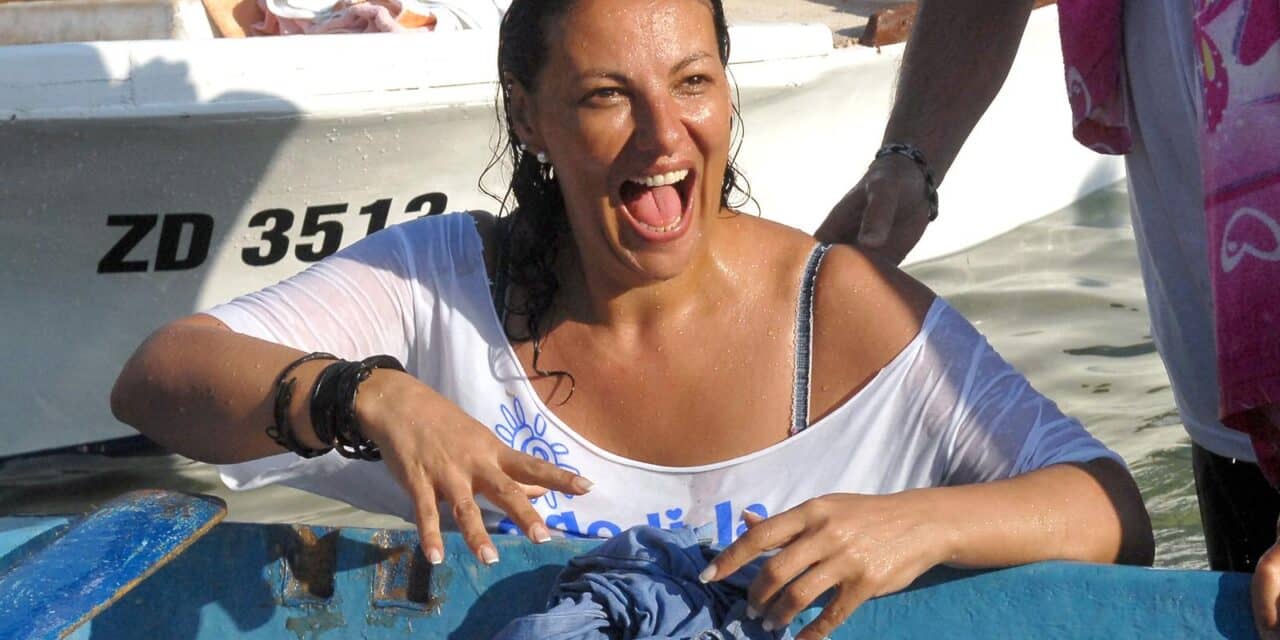 Zadar: Mirna Berend u povorci brodova pala u more i pokazala guzu
