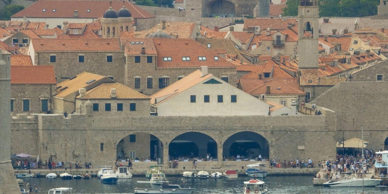 Dubrovnik ljeti, tisuće posjetitelja, ali i bogata ponuda za svakoga