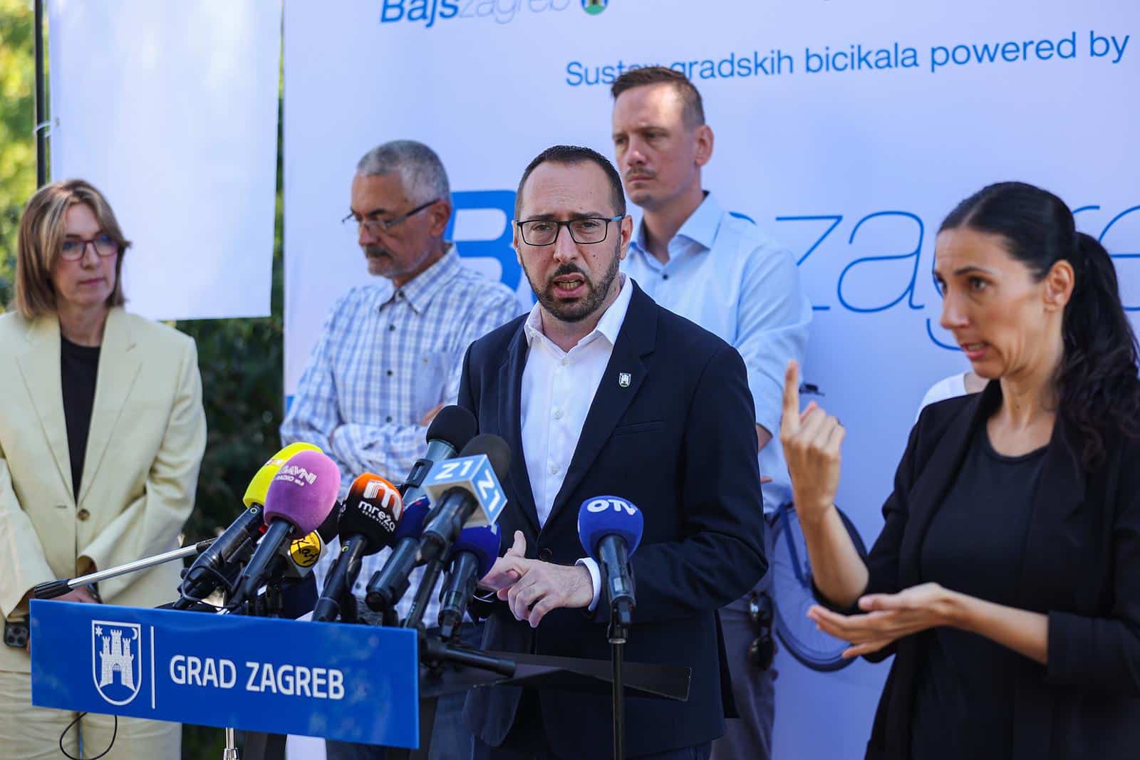 Zagreb: Tomislav Tomašević sa zamjenicima predstavio novu uslugu održivog javnog prijevoza – Bajs
