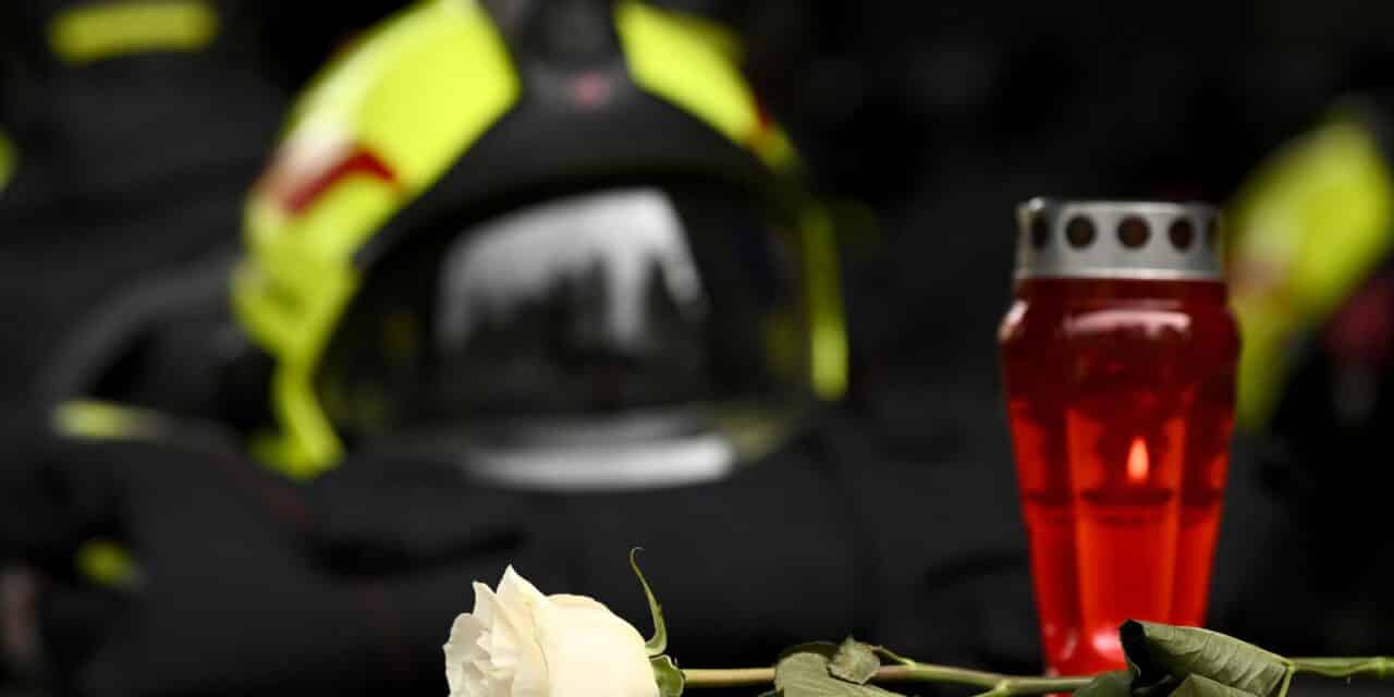 Zagrebački vatrogasci odali počast nastradalim vatrogascima na otoku Kornatu 2007. godine