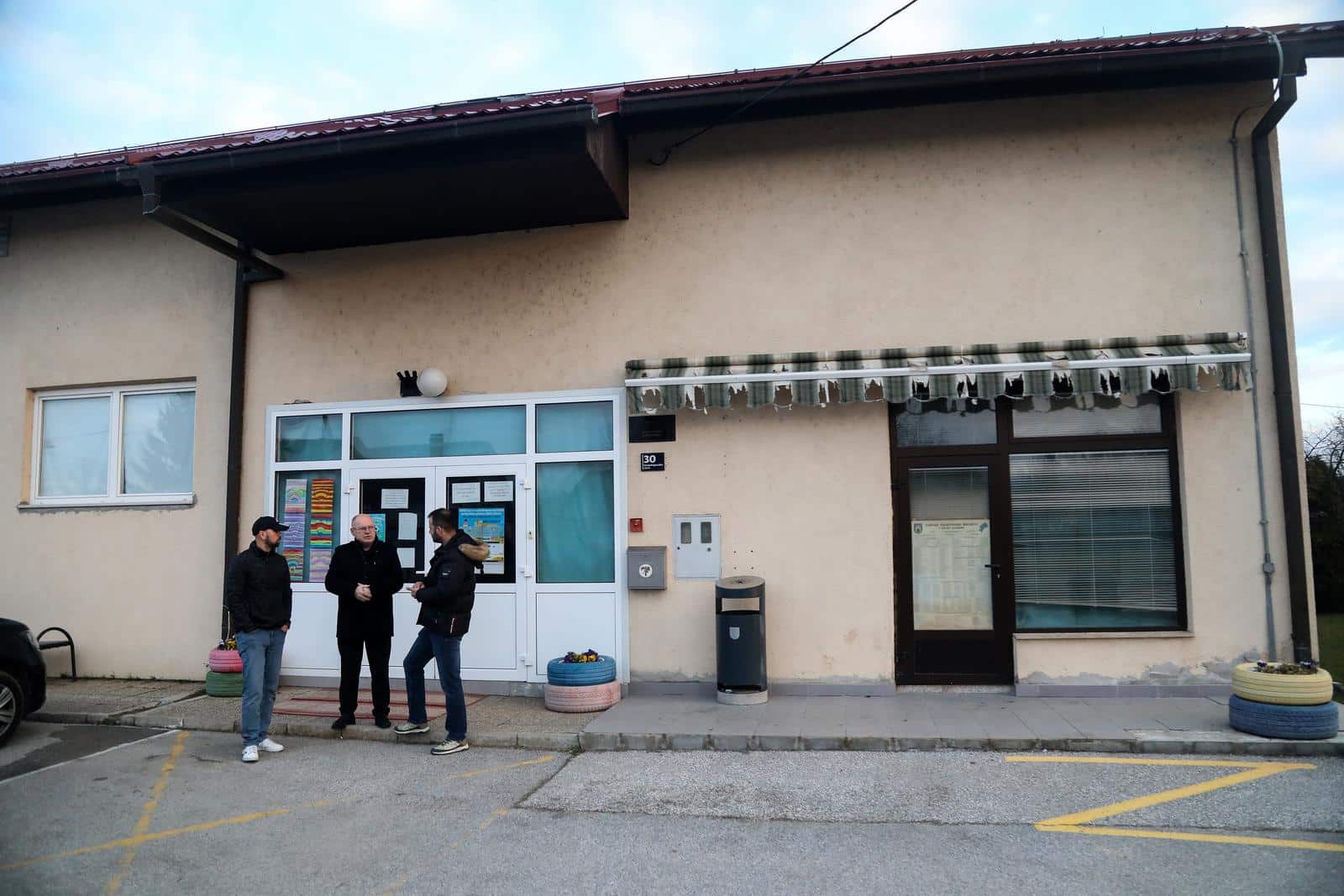 U Donjem Dragonošcu učenici još uvijek nakon potresa pohađaju školu u lokalnom DVD-u