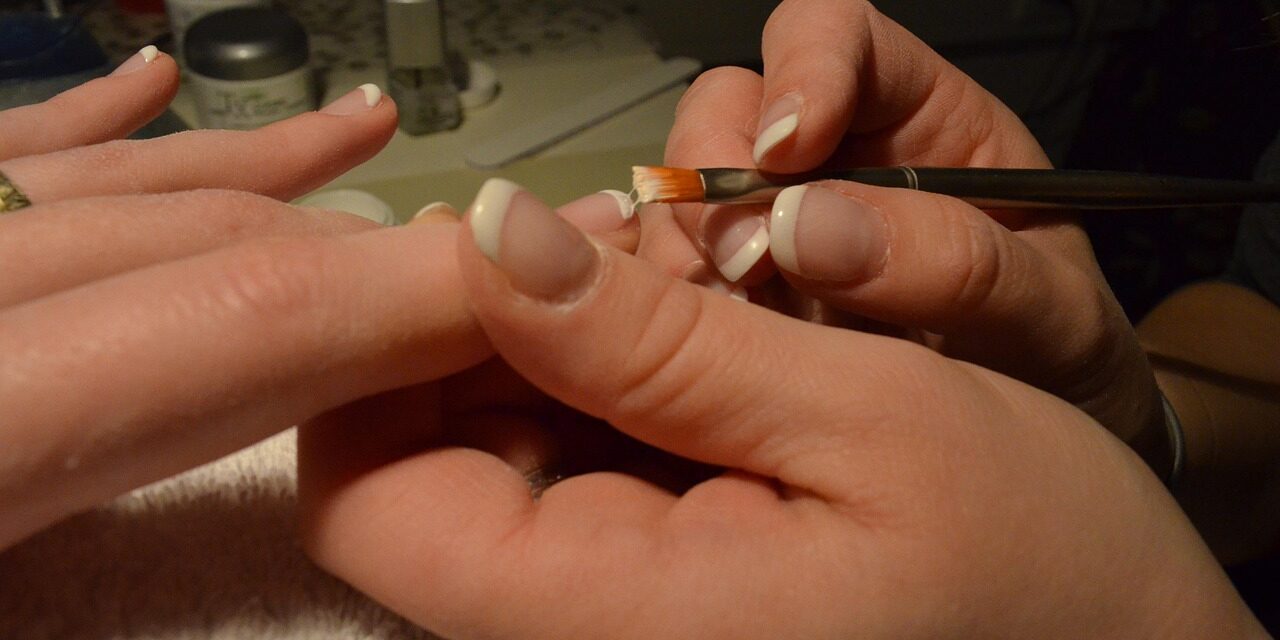 fingernails-259972_1280