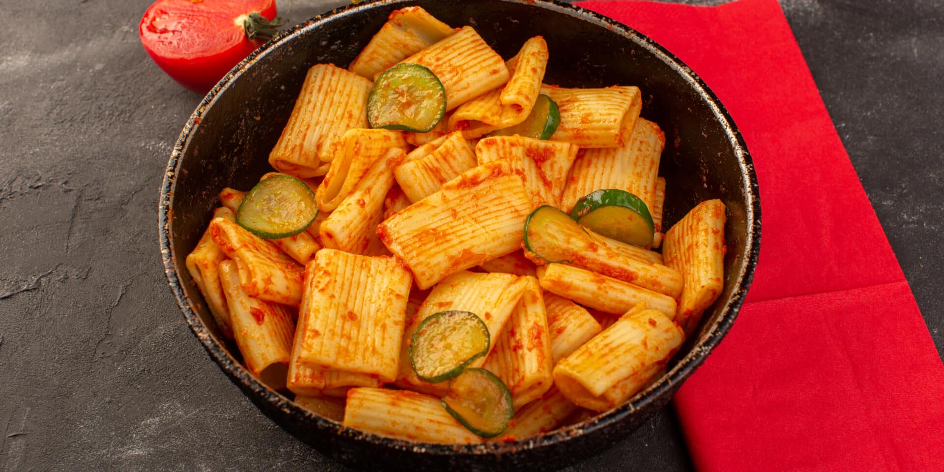 Pasta alla Norma klasično sicilijansko jelo s patlidžanom rajčicom ricotta