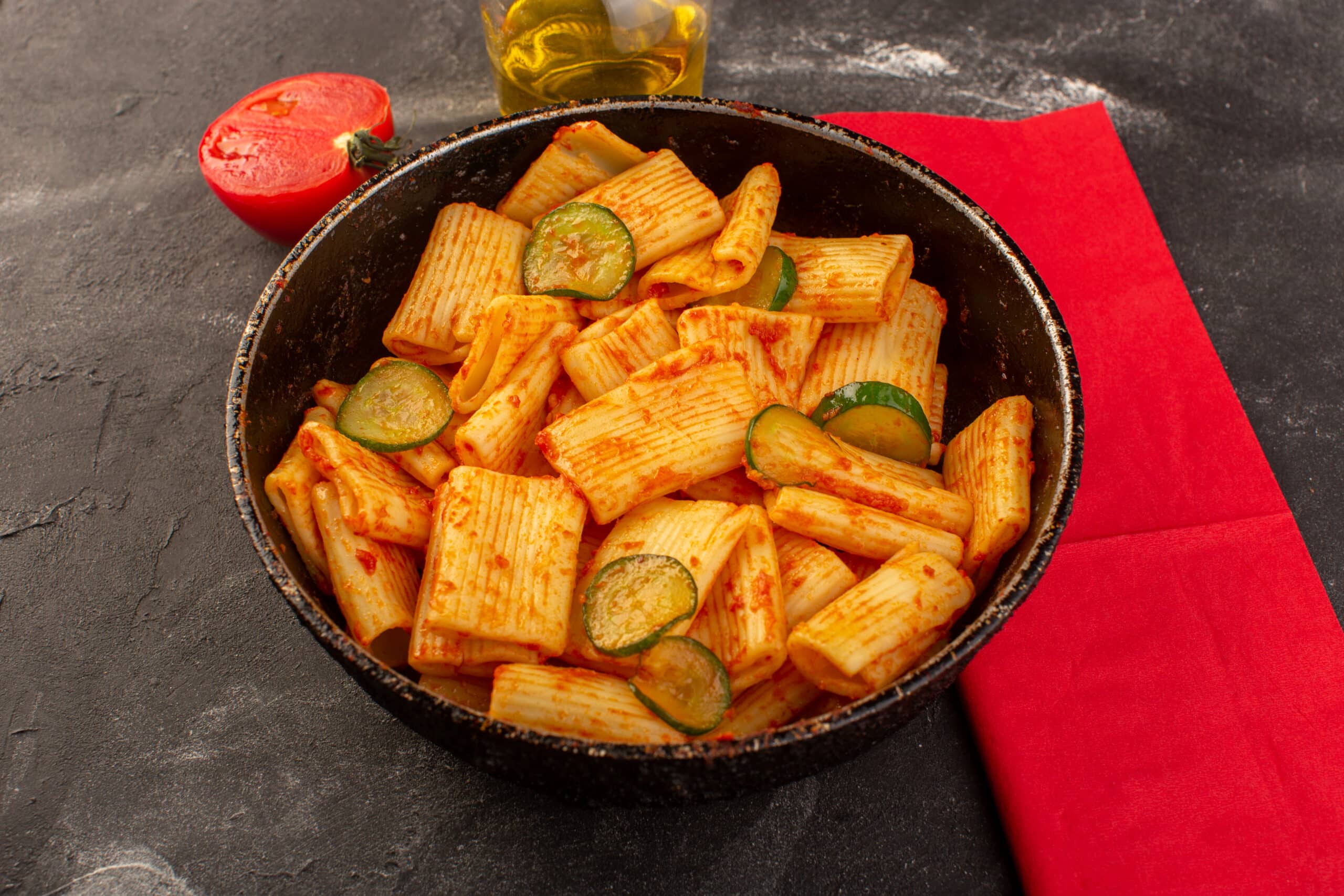Pasta alla Norma klasično sicilijansko jelo s patlidžanom rajčicom ricotta