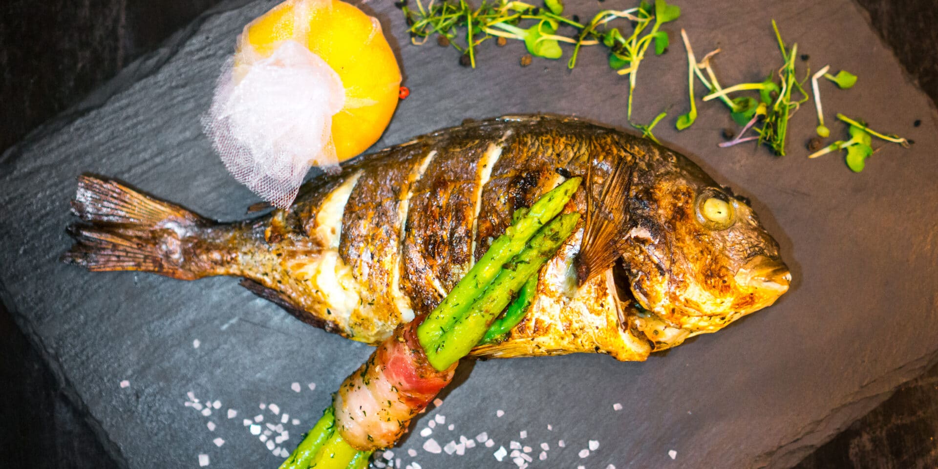 lagane filete brancina s povrćem salatu od lubenice i fete te kremasti desert s jogurtom i voćem