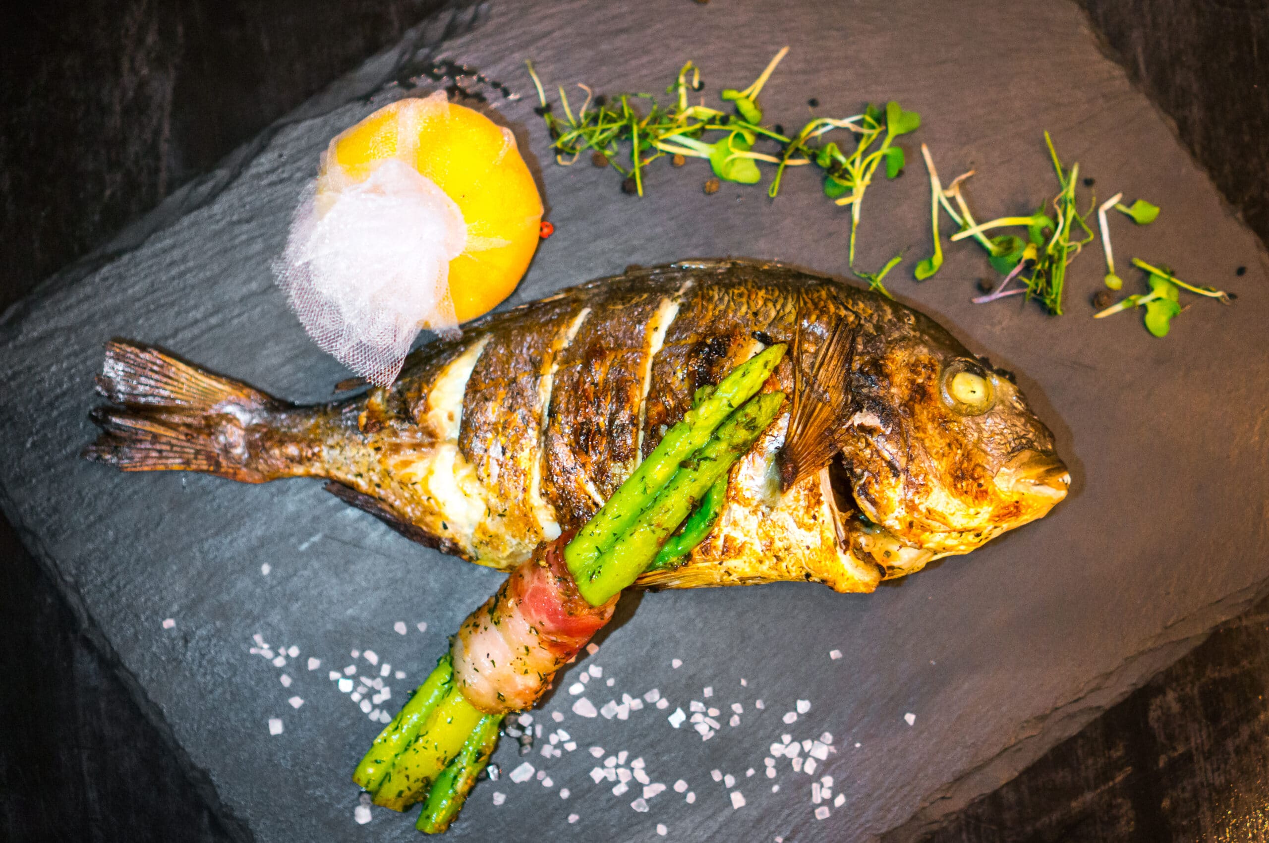lagane filete brancina s povrćem salatu od lubenice i fete te kremasti desert s jogurtom i voćem