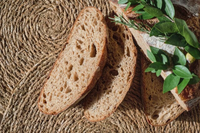 Domaći kruh od kiselog tijesta sve je popularniji Mediteranski kruh s maslinama