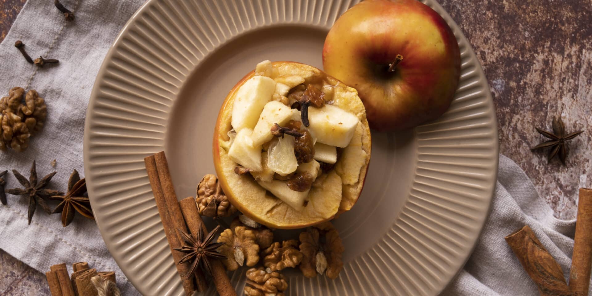 top-view-arrangement-with-delicious-apple-cinnamon-sticks