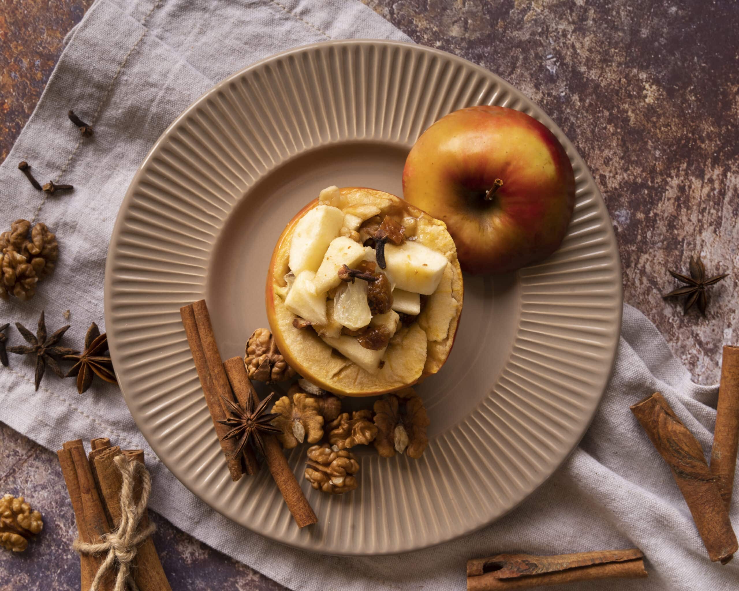 top-view-arrangement-with-delicious-apple-cinnamon-sticks