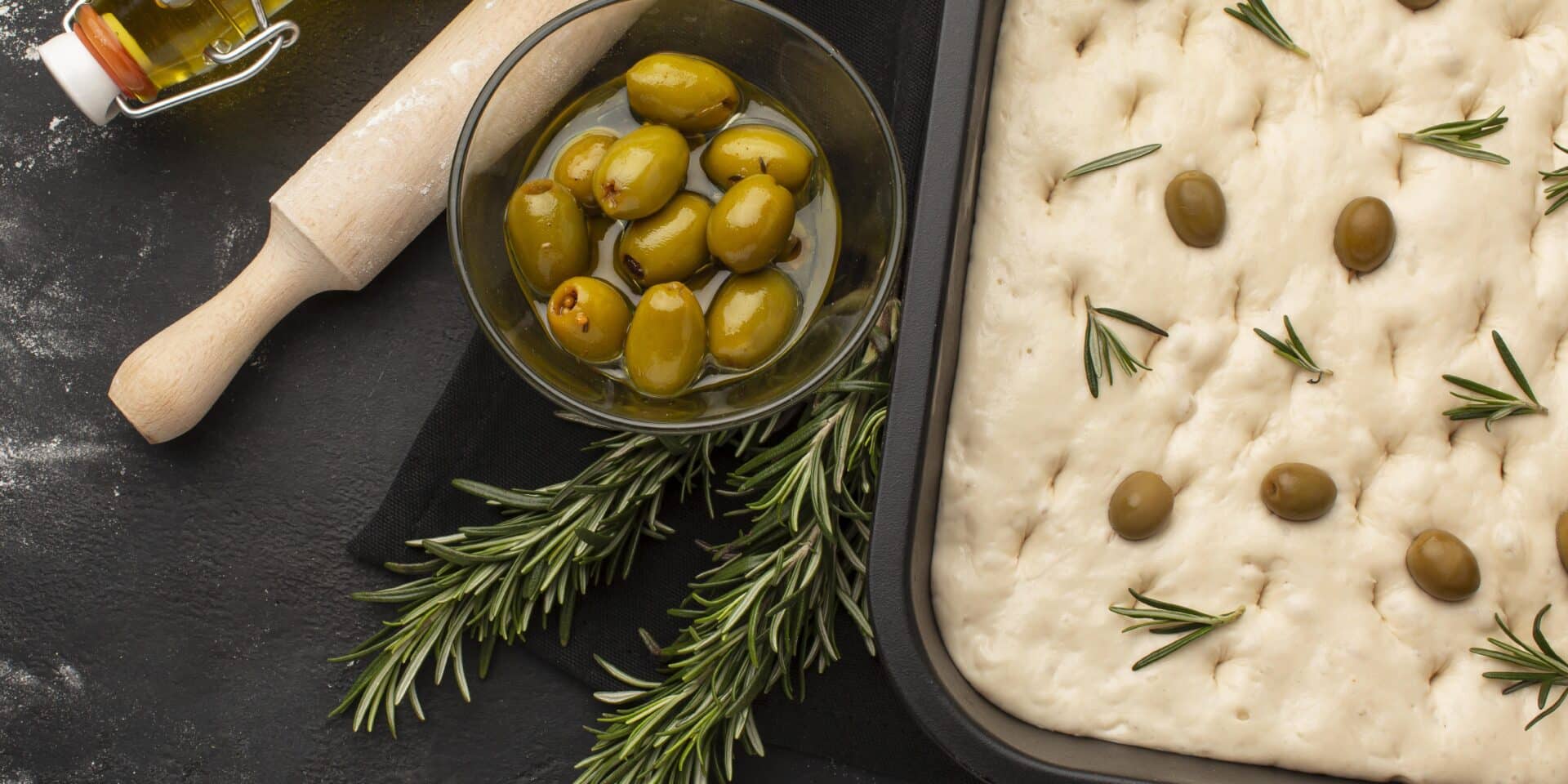 Savršena domaća focaccia mekani mediteranski kruh s maslinama i ružmarinom idealan uz svaki obro