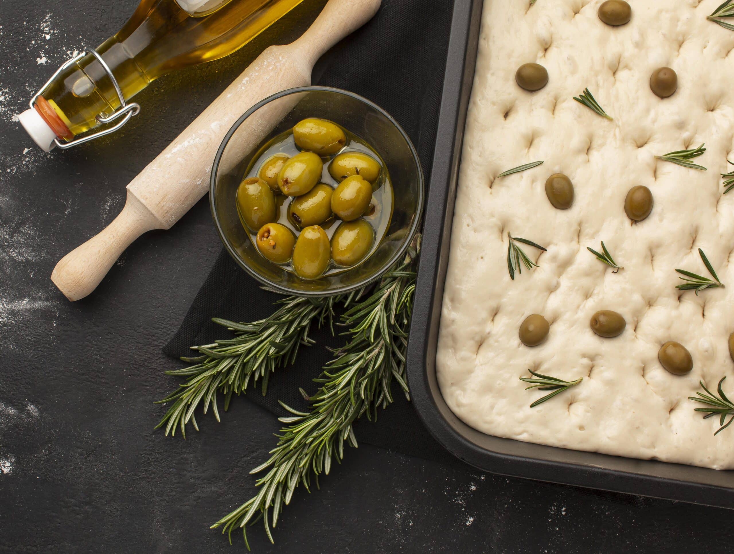 Savršena domaća focaccia mekani mediteranski kruh s maslinama i ružmarinom idealan uz svaki obro