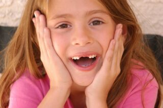 two-front-teeth-4622645_1280