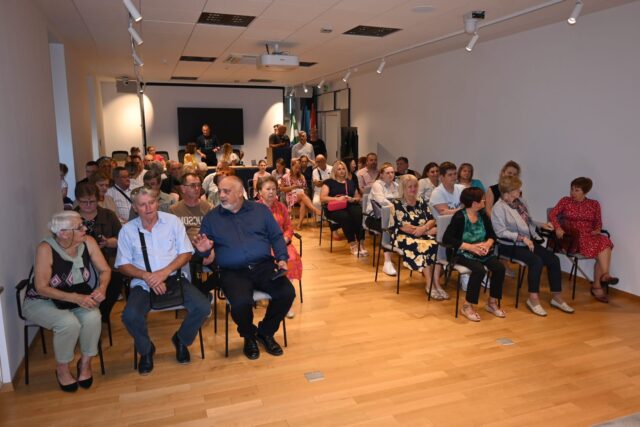 Dugo Selo, Dugoselski spomenar, Na žlicu, kuharica, juhe, variva, nematerijalna baština, tradicionalna jela, Mario Kociper, Karmela Vukov Colić, Nenad Panian