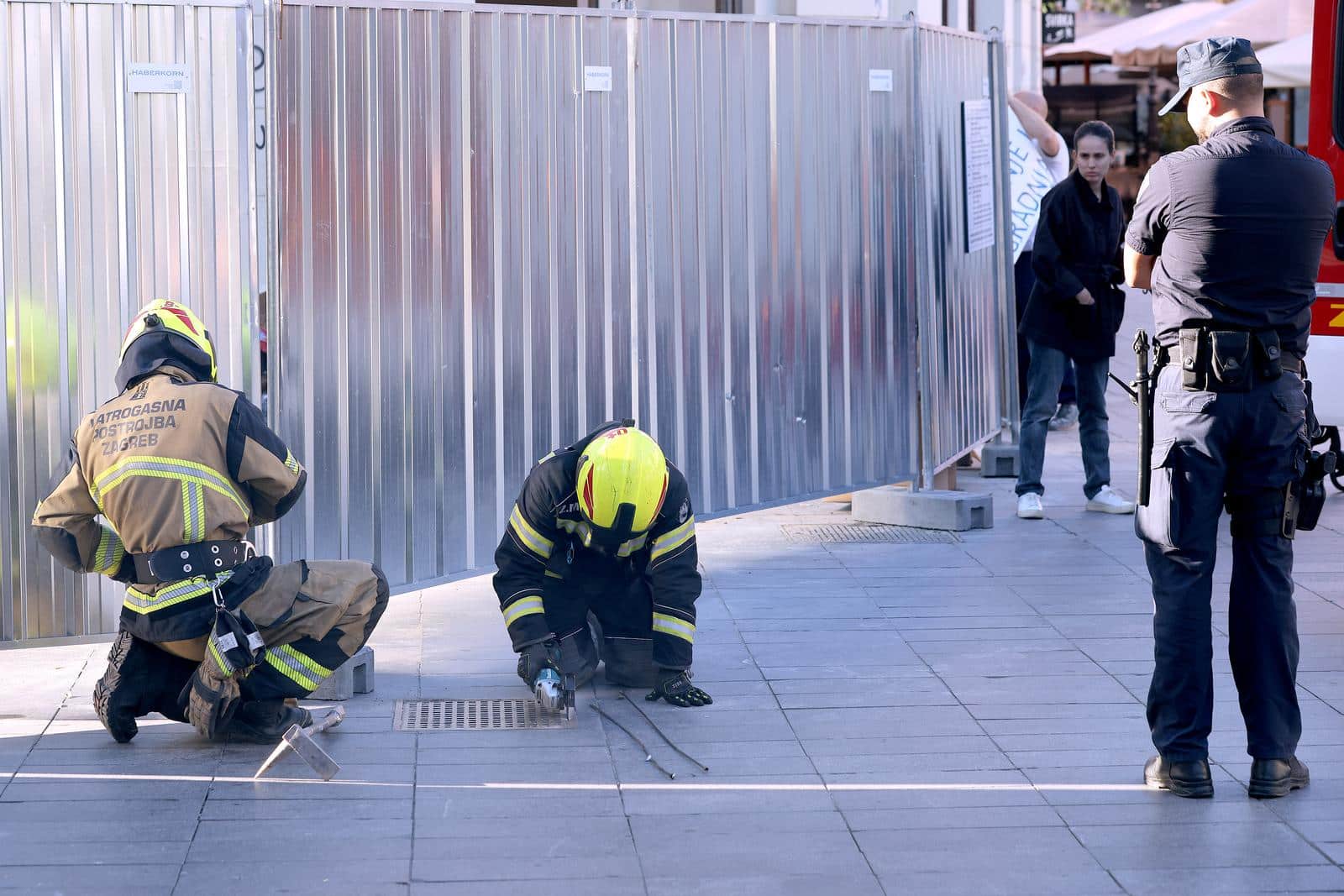 Zagreb: Vatrogasci pokušali izvaditi prsten iz šahta na Cvjetnom