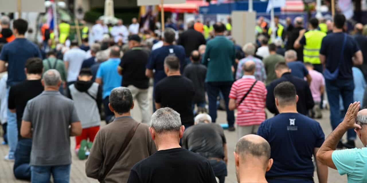Zagreb: Muška molitva krunice na Trgu bana Josipa Jelačića