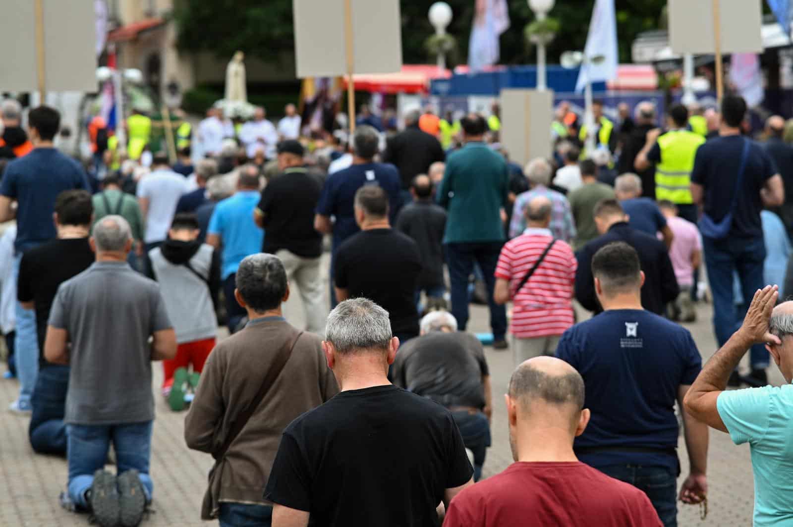 Zagreb: Muška molitva krunice na Trgu bana Josipa Jelačića