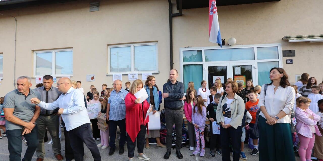 Zagreb: Prosvjed roditelja i djece Donjeg Dragonošca koja nastavu pohađaju u vatrogasnom domu
