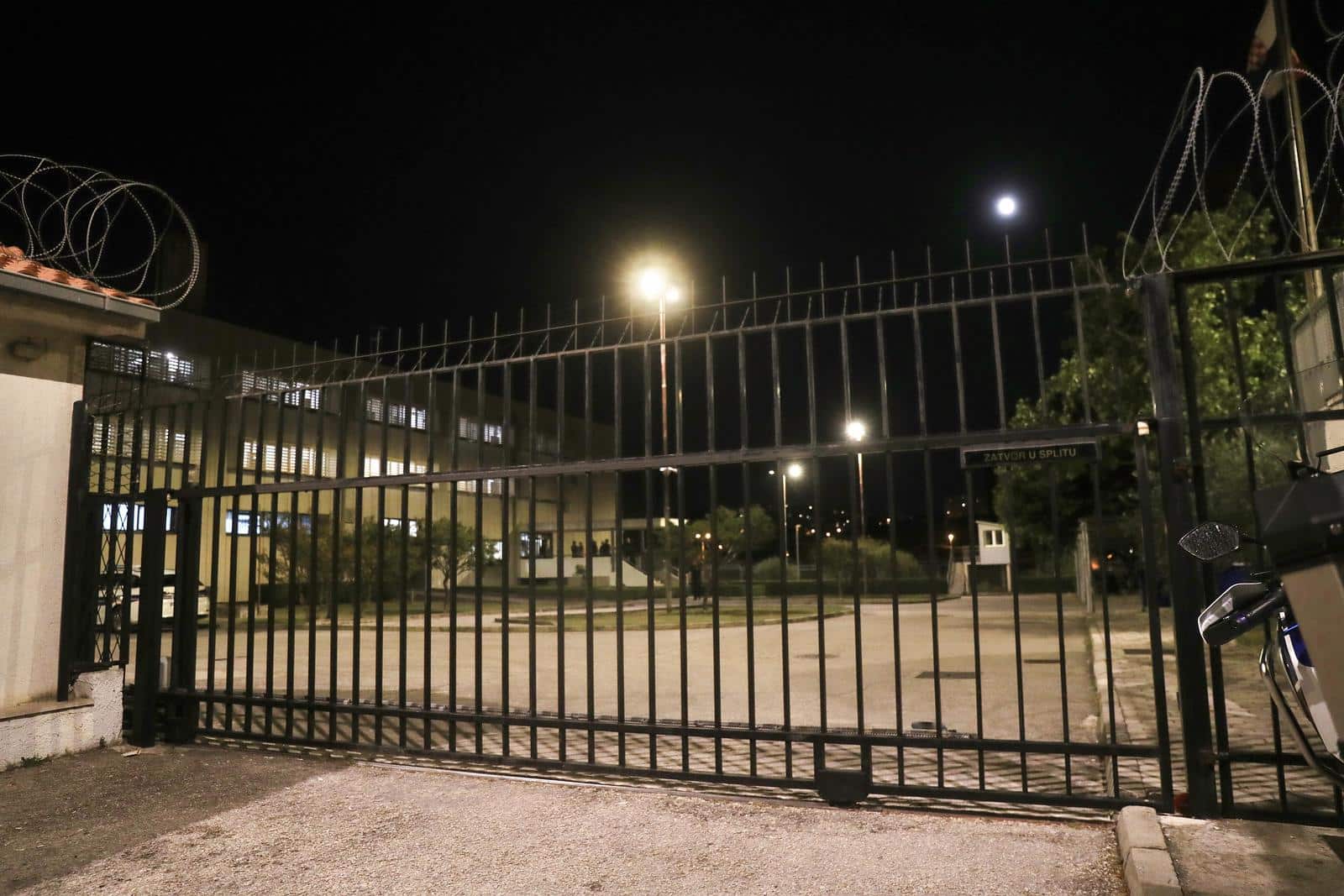 Izbio požar u splitskom zatvoru, deset zatvorenika prevezeno u bolnicu