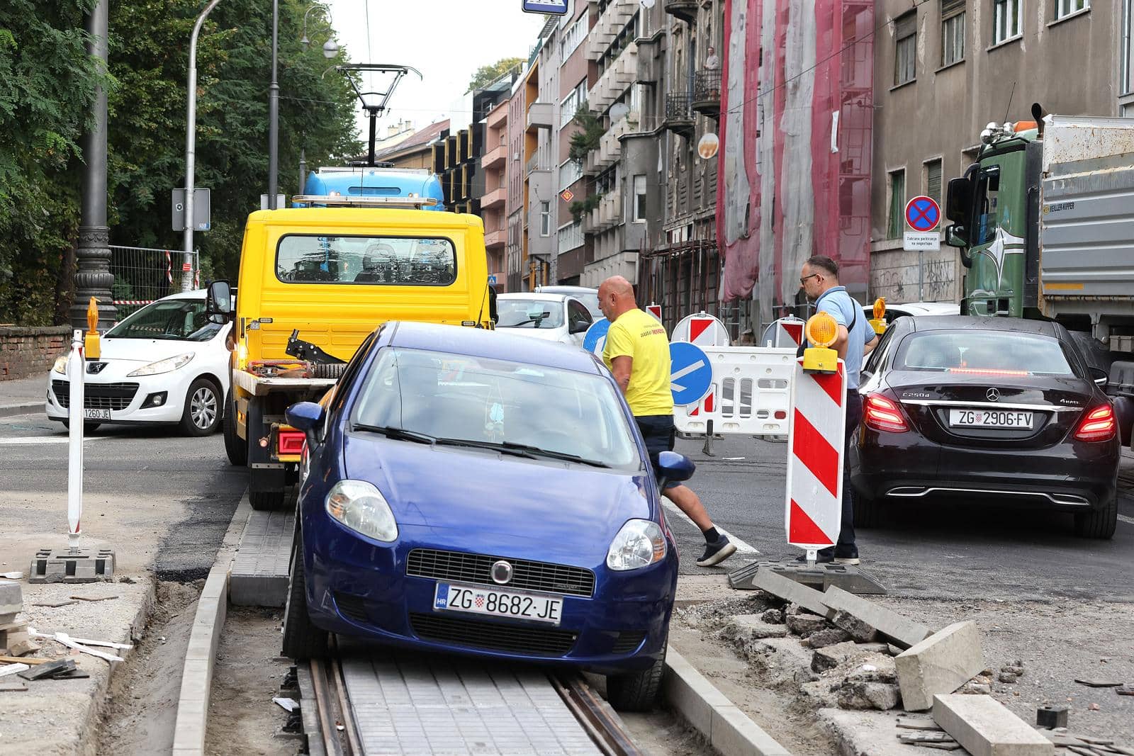 Zagreb: Vozačica zapela na pruzi, tramvajski promet u zastoju