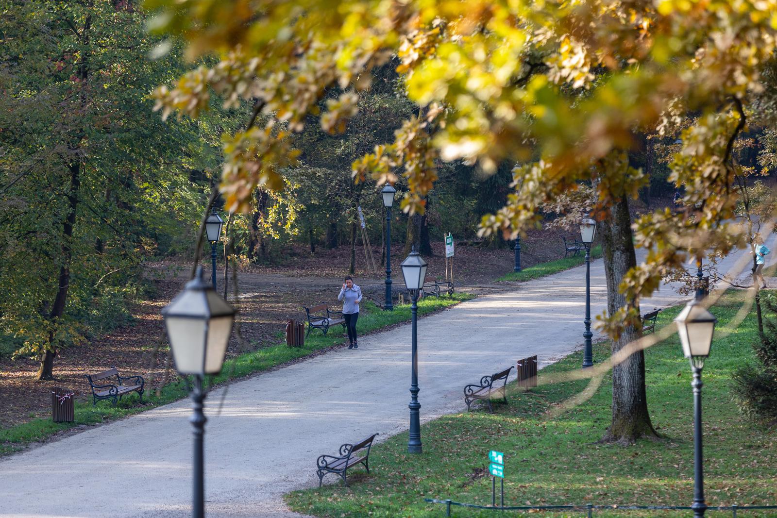 Zagreb: Sunčan dan privukao brojne šetače i rekreativce u park Maksimir