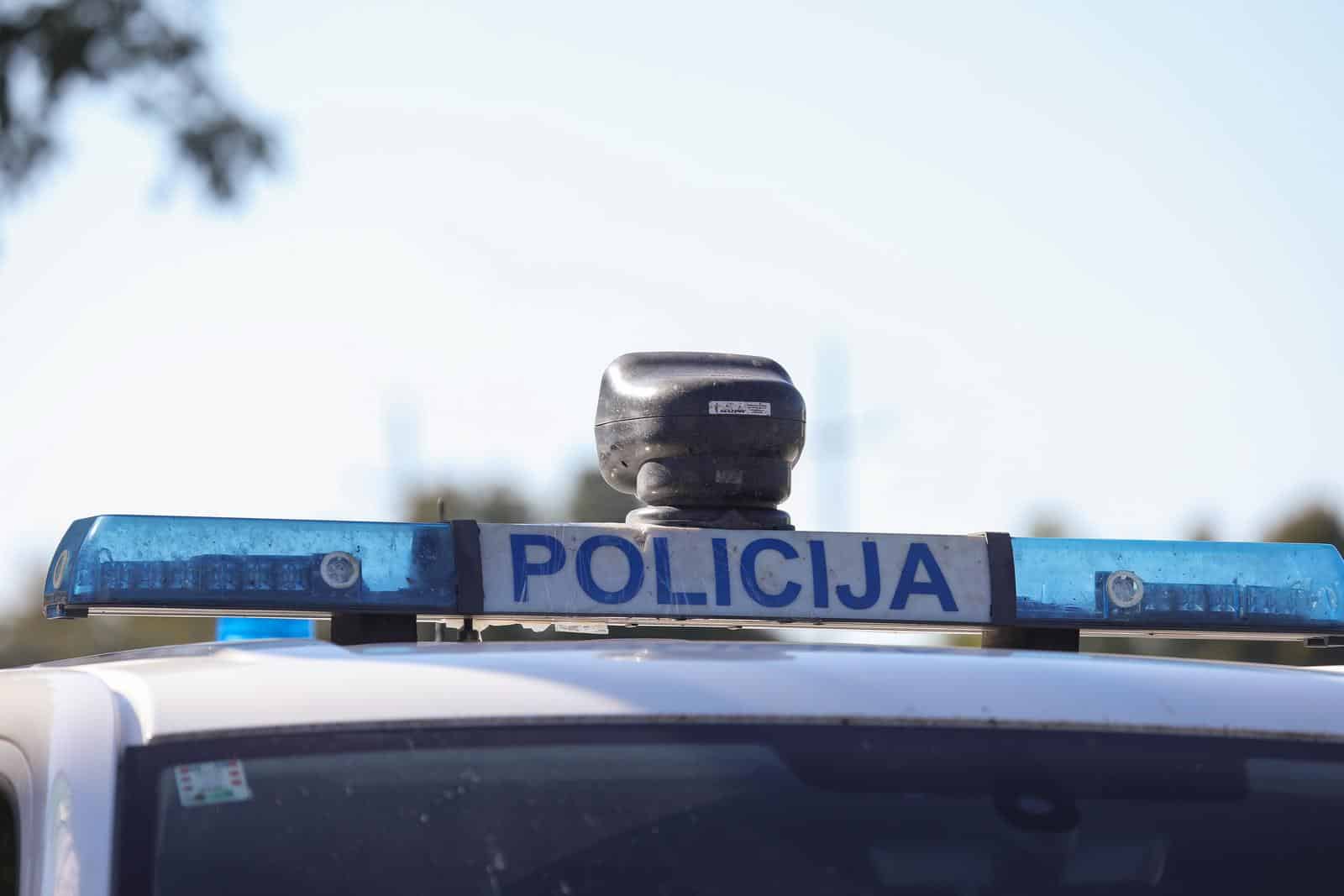 Policijski punkt na ulazu u Kneževe Vinograde, svako vozilo se provjerava zbog afričke svinjske kuge