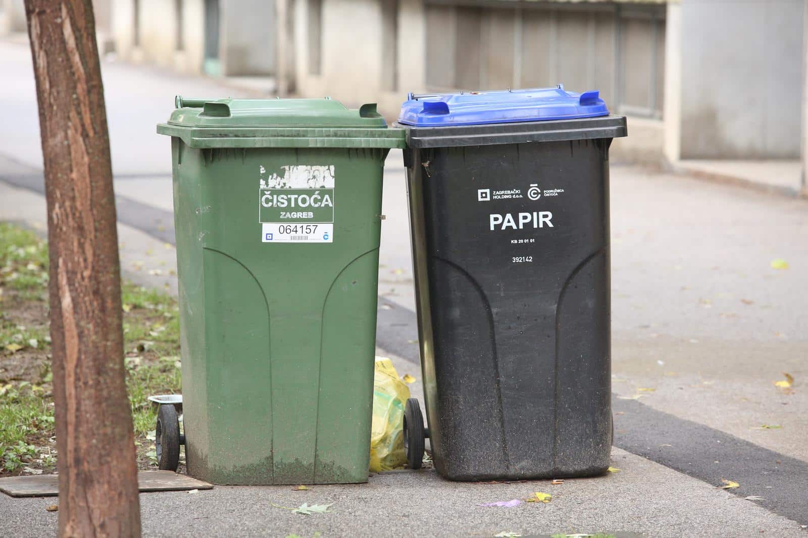 Zagreb: Kante za otpad u Križanićevoj ulici