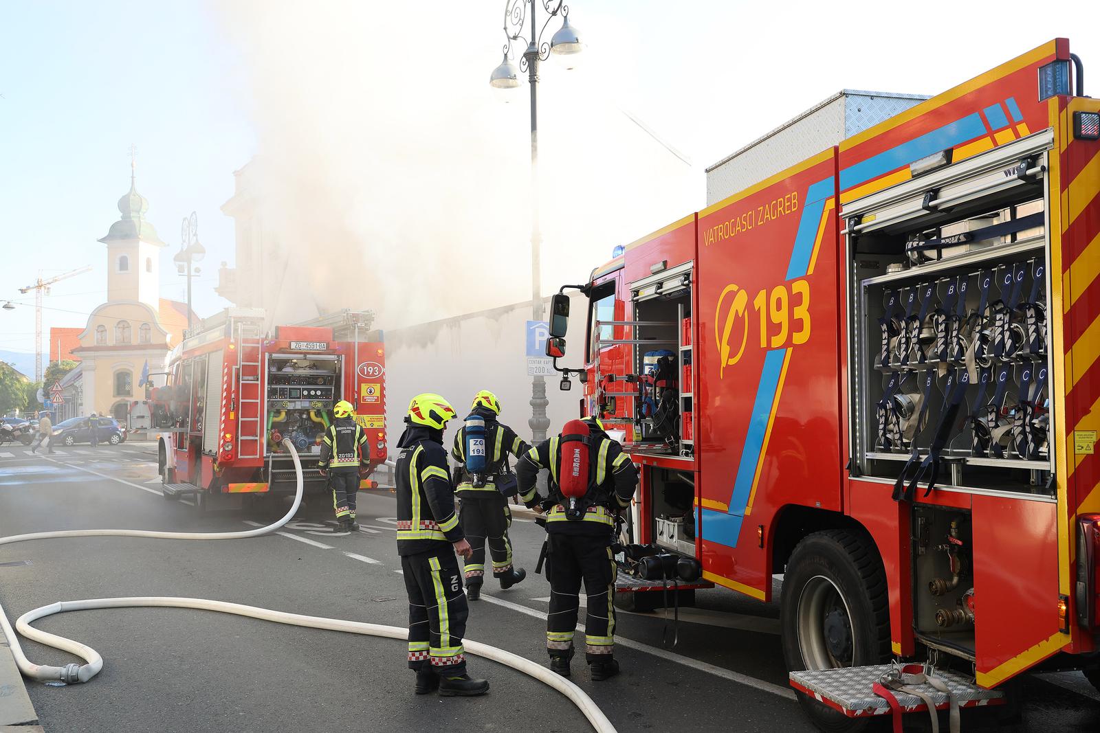 Zagreb: Na dvorišnoj zgradi na Kaptolu izbio je požar, vatrogasci izašli na intervenciju