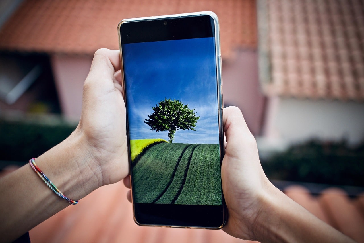 pametni telefoni 2025, novi mobiteli, tehnologija, 5G, AI u mobitelima, inovacije, budućnost mobilnih, ekrani, baterije, mobiteli s kamerom