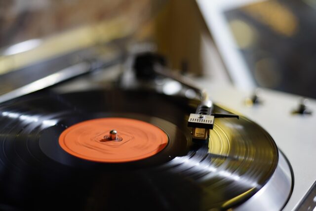 vinil ploče glazba generacija Z gramofon streaming nostalgija kultura trendovi glazbena industrija