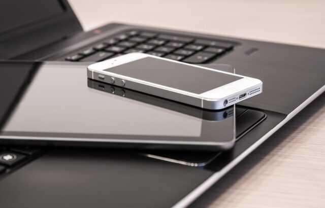 pametni telefoni 2025, novi mobiteli, tehnologija, 5G, AI u mobitelima, inovacije, budućnost mobilnih, ekrani, baterije, mobiteli s kamerom