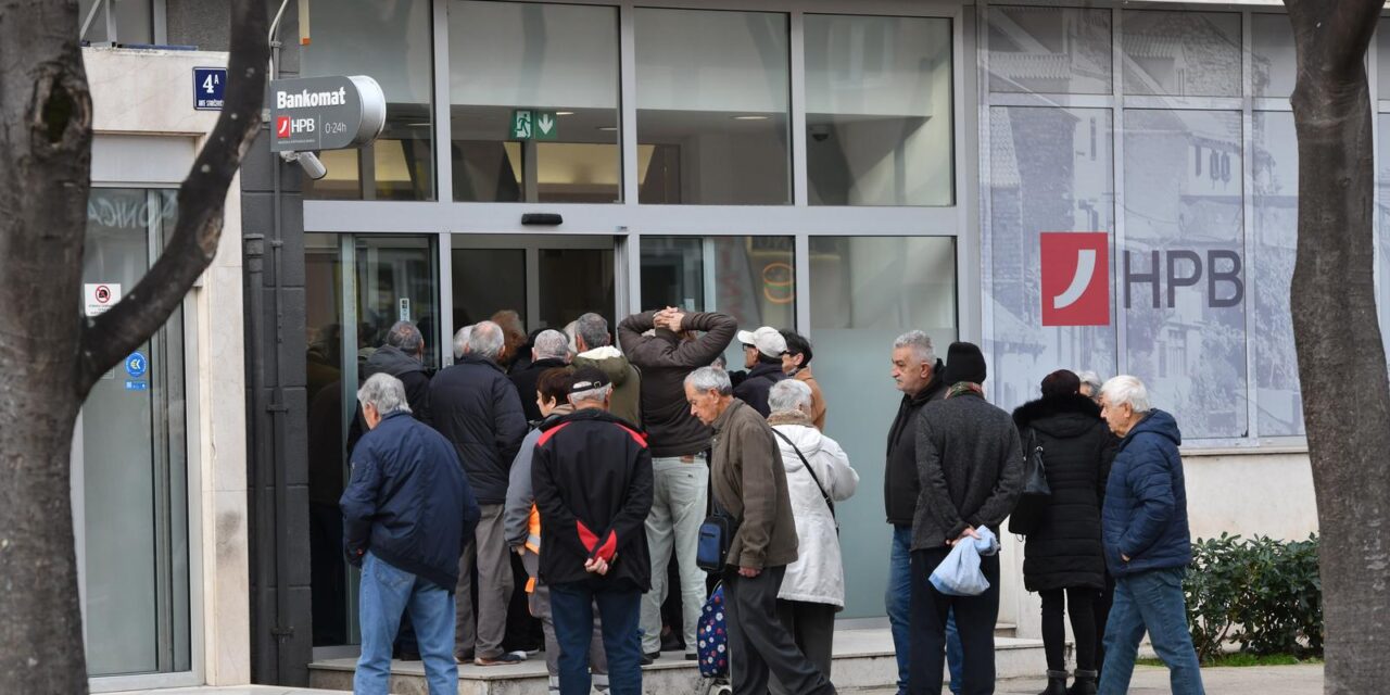 �ibenik: Gu�ve ispred banaka za podizanje mirovina