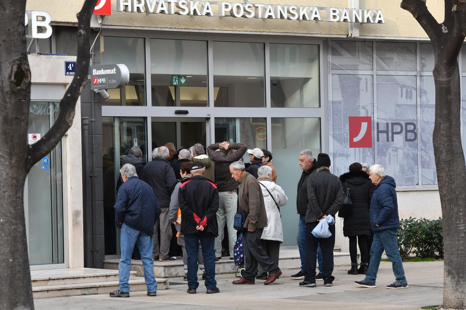 �ibenik: Gu�ve ispred banaka za podizanje mirovina