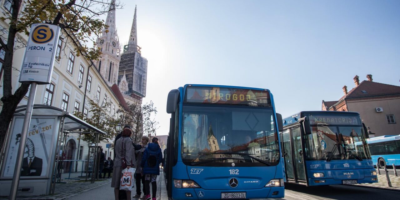 Zagreb: Građani u koloni čekaju organizirani prijevoz do groblja Mirogoj