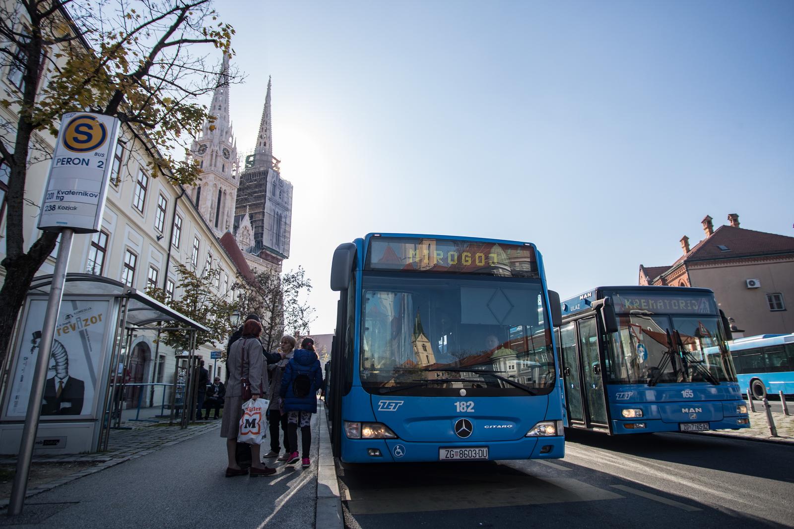 Zagreb: Građani u koloni čekaju organizirani prijevoz do groblja Mirogoj