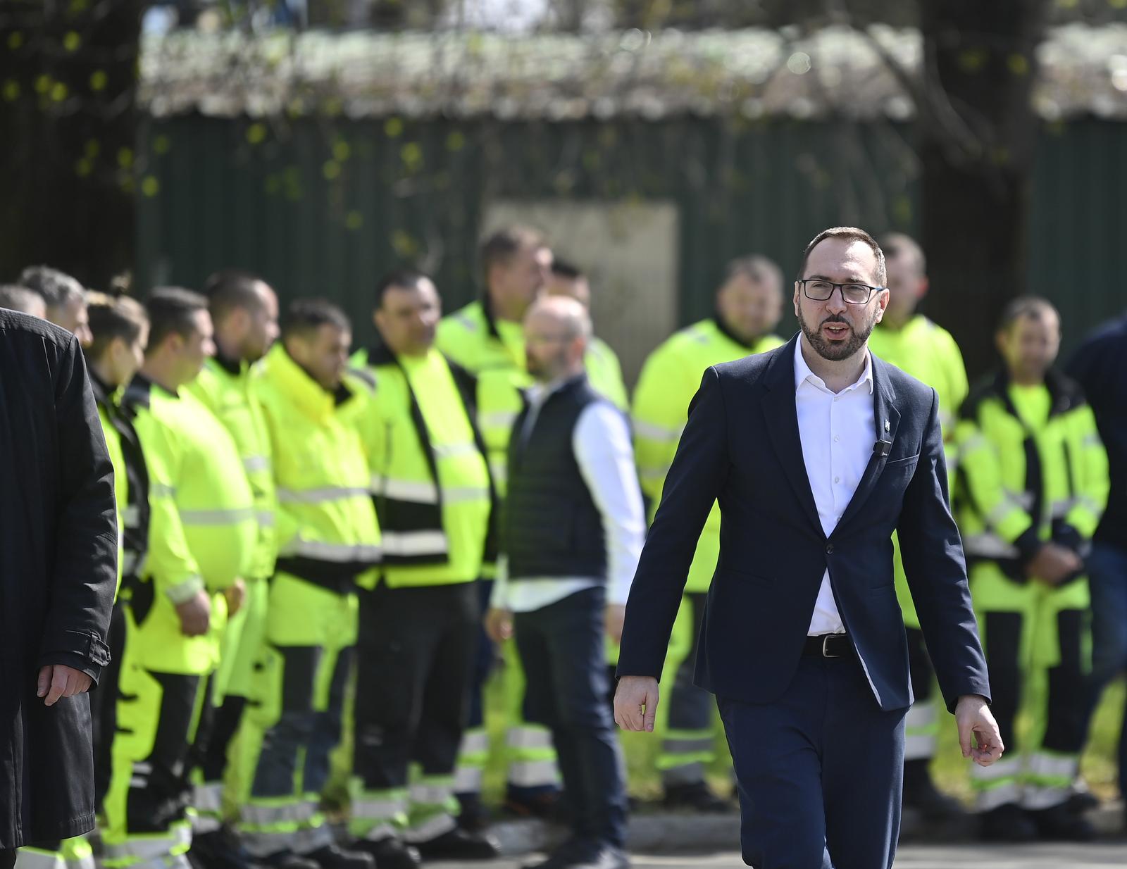 Zagreb: Gradonačelnik i voditelj podružnice Čistoće predstavili su nove čistilice za pranje i čišćenje javnih površina i prometnica