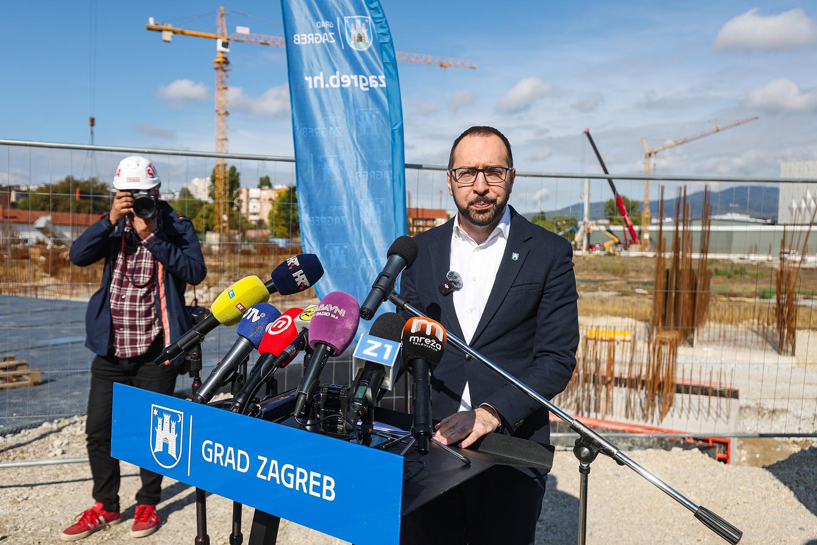 Gradonačelnik Tomašević u obilasku gradnje stadiona u Kranjčevićevoj ulici
