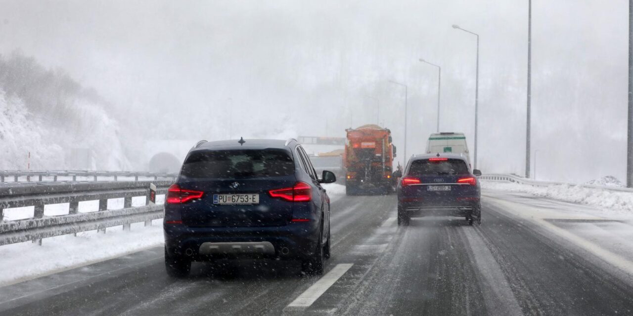 Delnice: Snijeg i jak vjetar otežavaju promet
