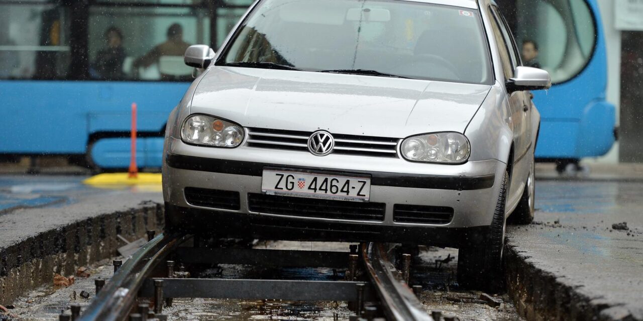 Zagreb: Automobilom uletio u rupu u Frankopanskoj ulici gdje su u tijeku radovi na izmjeni tra?nica
