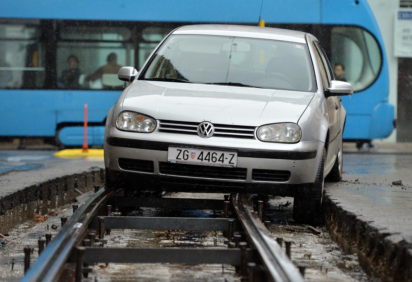 Zagreb: Automobilom uletio u rupu u Frankopanskoj ulici gdje su u tijeku radovi na izmjeni tra?nica