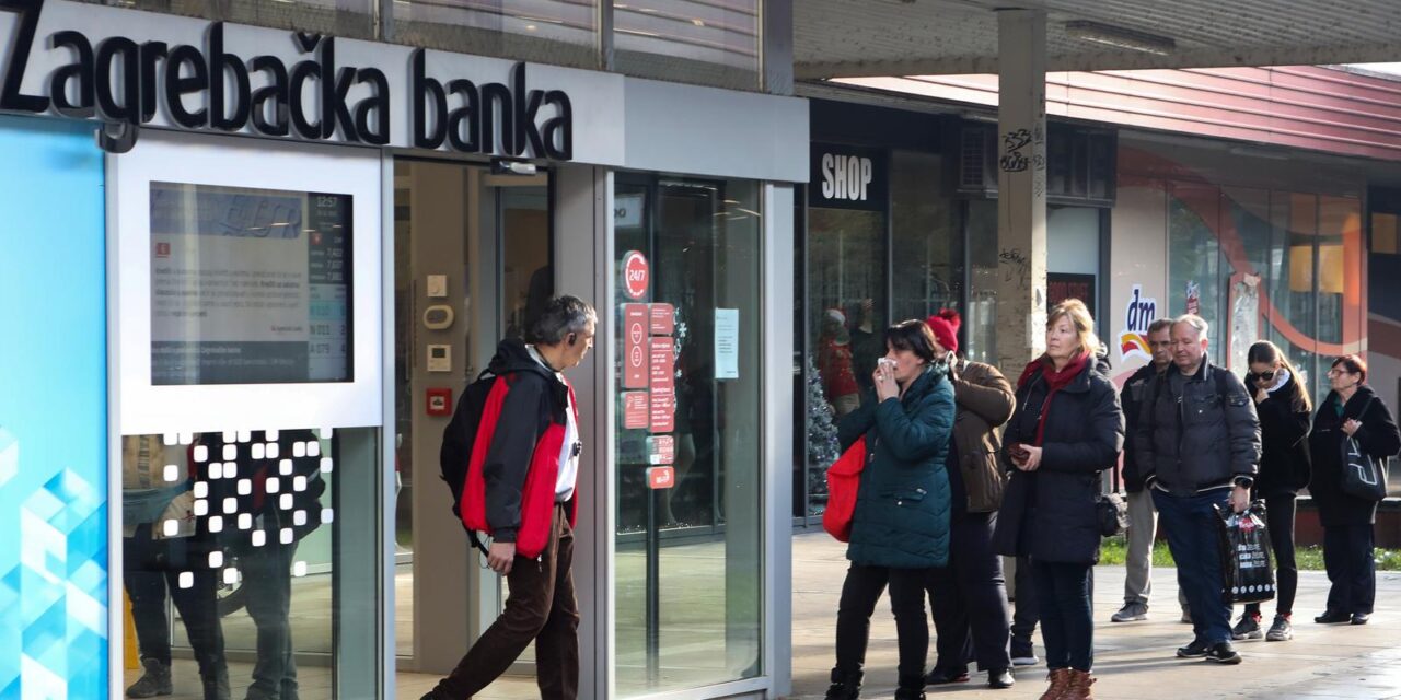 Zagreb: Gužve ispred banaka zbog konverzije kune u euro